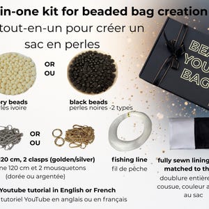 Może przedstawiać: Zestaw do tworzenia torebki z koralik&oacute;w zawierający czarne pudełko z napisem BEAD YOUR BAG, koraliki w kolorze kości słoniowej lub czarne, łańcuszek o długości 120 cm z dwoma zapięciami w kolorze złotym lub srebrnym, żyłkę i zszytą podszewkę.