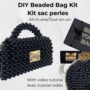 Könnte beinhalten: Ein DIY-Perlentaschen-Set mit einer fertigen schwarzen Perlentasche mit goldfarbenem Verschluss, einer schwarzen Box mit der Aufschrift BEAD YOUR BAG, einer goldenen Kette und einem Behälter mit losen schwarzen Perlen. Text: DIY Beaded Bag Kit.