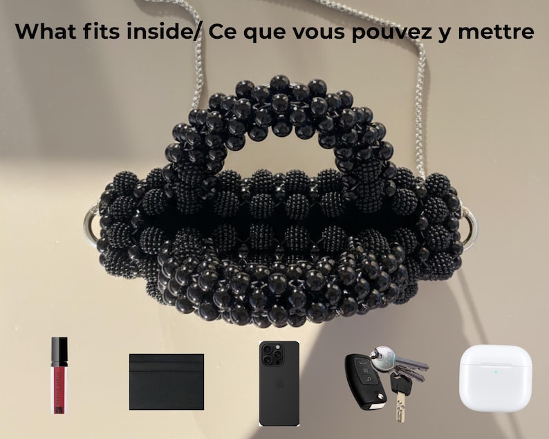 Może przedstawiać: Czarna torebka z koralik&oacute;w z g&oacute;rnym uchwytem i srebrnym łańcuszkiem. Powyżej znajduje się tekst "What fits inside/ Ce que vous pouvez y mettre". Poniżej widoczne są ikony szminki, etui na karty, smartfona, kluczyk&oacute;w samochodowych i białych słuchawek.