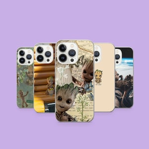 Puede incluir: Una colección de fundas para teléfonos con el personaje Groot de Guardianes de la Galaxia. Las fundas muestran varios diseños, incluyendo ilustraciones de Groot, patrones florales y fondos de mapas. Las fundas son de diferentes colores y estilos.
