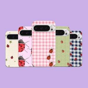 Può includere: Cinque cover per smartphone disposte in fila, caratterizzate da vari motivi tra cui quadretti vichy rosa e bianchi, verdi e bianchi, blu navy e bianchi, una griglia color crema con stelle verdi e uno sfondo rosa chiaro con coccinelle.