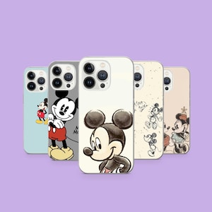 Op de afbeelding: Vijf telefoonhoesjes met verschillende Mickey Mouse-ontwerpen. De hoesjes zijn in verschillende kleuren, waaronder lichtblauw, grijs en crème. Elk hoesje heeft een unieke illustratie van Mickey Mouse in verschillende poses en stijlen, sommige met tekst.