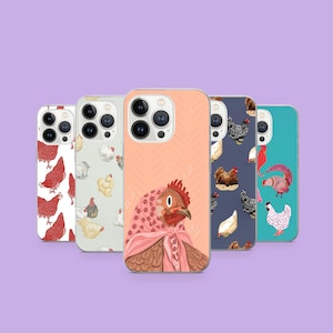 以下が含まれることがあります： さまざまな鶏をテーマにしたデザインの、5つの携帯電話ケースのコレクション。赤い鶏、白と黄色の鶏、ピンクのスカーフをつけた鶏のパターン、その他の鶏のイラストが紫色の背景に描かれています。