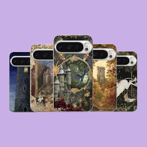 Puede incluir: Cinco fundas para smartphone dispuestas en fila, cada una con ilustraciones de fantasía que incluyen torres de piedra, un dragón, un caballero y un unicornio blanco sobre fondos de bosque oscuro con marcos decorativos dorados.