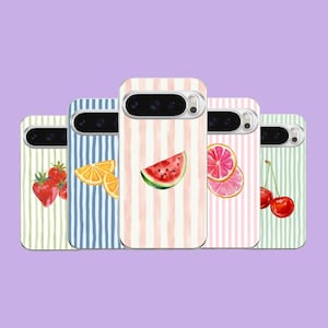 Puede incluir: Cinco fundas para smartphone dispuestas en fila, cada una con una ilustración de fruta única sobre un fondo de rayas verticales. Los diseños incluyen fresas, rodajas de naranja, una cuña de sandía, rodajas de pomelo y cerezas con rabillo.