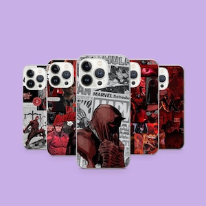 Puede incluir: Cinco fundas para teléfono con diseños de cómics. Las fundas muestran un superhéroe con un traje rojo, viñetas de cómics y el texto "MARVEL Schedule". Las fundas tienen un acabado brillante y están dispuestas.