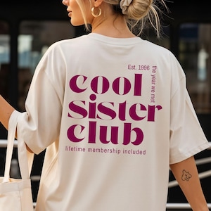 Cool Sister Club, Schwester Geschenk, Personalisiert T-Shirt, Jahreszahl, Partnerlook, Schwesterngeschenk, Backprint Shirt