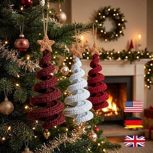 Pode incluir: Três enfeites de árvore de Natal em forma de espiral feitos de fio de crochê. Dois enfeites são vermelho-escuro e um é branco. Cada enfeite apresenta uma pequena estrela de crochê texturizada de cor bege no topo e um cordão simples.