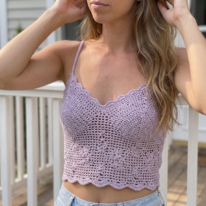Puede incluir: Top de ganchillo lavanda con escote festoneado y tirantes finos. El top presenta un diseño floral y está hecho de hilo suave. El estilo es un top corto, perfecto para el verano, con un acabado delicado y texturizado.