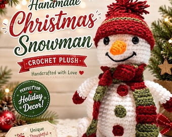 Op de afbeelding: Een witte gehaakte sneeuwpop knuffel met een rood-groen gestreepte sjaal, een bijpassende rode muts met pompon, een oranje neus en drie knopen op het lijf. De afbeelding bevat de tekst Handmade Christmas Snowman Crochet Plush.