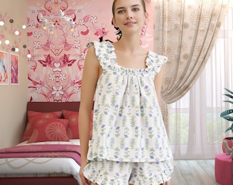 Conjunto de pijama com estampa floral, estilo vintage, composto por blusa e shorts com decote quadrado.