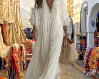 Vestido longo elegante de renda com mangas morcego e decote em V para festas.
