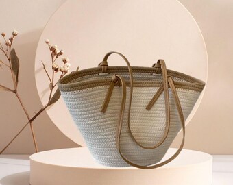 Bolsa de ombro em palha trançada, estilo boho, ideal para praia e como bolsa de mão leve para o verão.