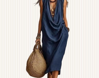 Vestido longo feminino sem mangas com decote em V drapeado, modelo fluido em poliéster para férias na praia.