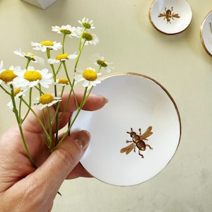 Honeybee White and Gold Ring Dish, Wedding Ring Dish, Earrings Holder, Apiarist, Bumble Bee, Gold Bee, Bee Design, Bee Lover Gift, Beekeeper