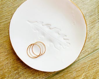 Oak Leaf White and Gold Ring Dish, Jewelry Holder, Leaf Art, Boho Decor, Jewelry Organizer, Ring Dish, Engagement, Christmas gift, Nature