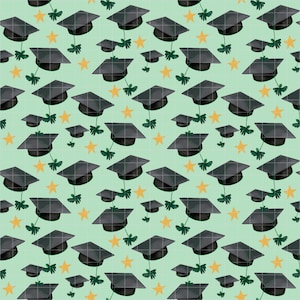 Può includere: Motivo ripetuto di cappelli di laurea neri, stelle gialle e ramoscelli verdi su sfondo verde chiaro. I cappelli sono quadrati e hanno un motivo a griglia. Le stelle sono a cinque punte. I ramoscelli hanno piccole foglie.