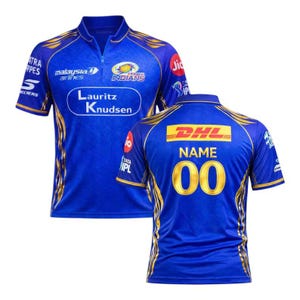 Könnte beinhalten: Ein blau-goldenes Sporttrikot mit dem Text "Mumbai Indians" und Sponsorenlogos. Auf der Rückseite des Trikots stehen "NAME" und die Nummer "00" in Gold. Das Trikot hat einen Kragen und kurze Ärmel.