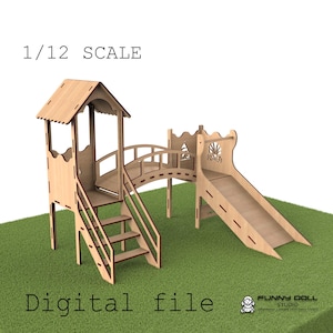 Puede incluir: Un conjunto de juego de madera en miniatura, que incluye una torre, un puente y un tobogán. El conjunto está etiquetado como "1/12 SCALE" y "Digital file". Fabricado en madera de color marrón claro, sobre una superficie verde. El logotipo de Funny Doll Studio es visible.