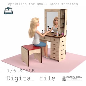 Puede incluir: Un tocador de muñecas de madera con espejo, luces y cajones. Una muñeca está sentada en el tocador, sosteniendo brochas de maquillaje. La imagen está optimizada para máquinas láser pequeñas. "Digital file".