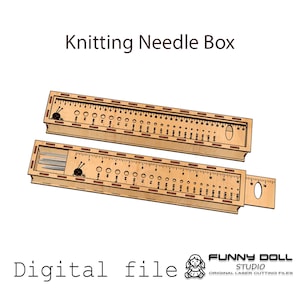 Puede incluir: Dos cajas de agujas de tejer de madera con marcas de regla y agujeros de varios tamaños. Las cajas son de color marrón claro con el texto "Knitting Needle Box" y "Digital file". Las cajas están abiertas, revelando agujas en su interior.