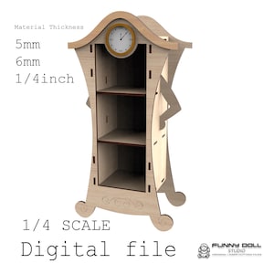 Könnte beinhalten: Eine Miniatur-Standuhr aus Holz mit Zifferblatt und drei Regalen. Die Uhr ist mit "1/4 SCALE" und "Digital file" beschriftet. Die Materialstärke beträgt 5 mm, 6 mm und 1/4 Zoll.