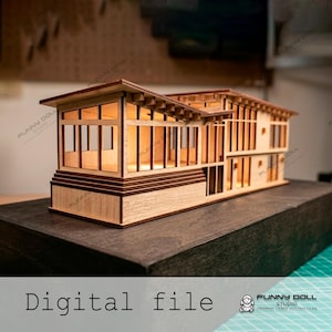 Peut inclure: Une maquette architecturale en bois découpée au laser représentant une maison moderne avec une conception à plusieurs niveaux, de grandes fenêtres rectangulaires et un toit en pente. Le modèle présente des panneaux en bois clair.