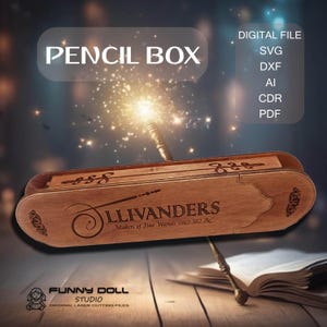 Könnte beinhalten: Eine Holz-Stiftebox mit dem Text "PENCIL BOX" oben. Die Box ist mit dem Wort "LLIVANDERS" und dem Satz "Makers of Fine Wands since 382 BC" graviert. Das Bild enthält auch den Text "DIGITAL FILE" und Dateityp-Abkürzungen.