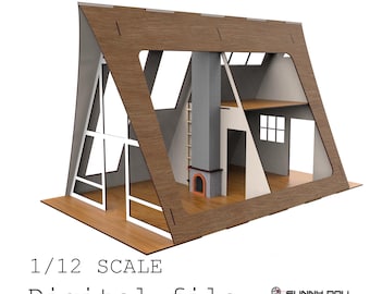 Op de afbeelding: A-frame poppenhuismodel met een houten buitenkant en interieurdetails. Kenmerken zijn een schoorsteen, open haard en ramen. De tekst "1/12 SCALE Digital file" wordt onderaan weergegeven. Het poppenhuis is ontworpen voor lasersnijden.