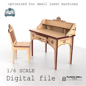 Op de afbeelding: Een miniatuur houten bureau en stoel set, ontworpen voor lasersnijden. Het bureau heeft een lade en decoratieve accenten. De stoel heeft een lattenrug. De tekst "1/6 SCALE Digital file" is zichtbaar. Geoptimaliseerd voor kleine lasermachines, 30.5cm x 30.5cm.