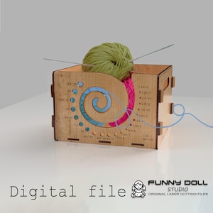 Puede incluir: Un soporte de hilo de madera con un corte en espiral decorativo, que contiene hilo verde, hilo rosa y agujas de tejer. El soporte tiene marcas de medición y el texto "Digital file".
