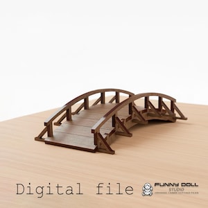 Puede incluir: Un pequeño puente de madera marrón con un diseño arqueado. Tiene una pasarela de listones y barandillas. Las palabras "Digital file" están en la parte inferior izquierda. El logotipo de Funny Doll Studio está en la parte inferior derecha.