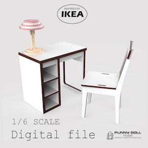 Puede incluir: Un juego de escritorio y silla en miniatura de color blanco con ribetes marrón oscuro, una pequeña lámpara rosa y blanca y tres estantes. El texto dice "Inspired by IKEA" y "1/6 Scale Digital file".