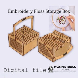 Puede incluir: Dos cajas de almacenamiento de hilo de bordar de madera con asas y ranuras. Las cajas son de madera de color marrón claro y presentan patrones decorativos recortados. El texto "Embroidery Floss Storage Box" y "Digital file" son visibles.