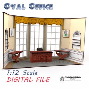 Puede incluir: Una maqueta en miniatura de la Oficina Oval, con un gran escritorio, dos mesas auxiliares con soportes de águila y una gran ventana con cortinas amarillas. El modelo es a escala 1:12 e incluye el texto "Oval Office" y "Digital File".