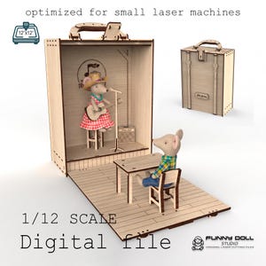 Op de afbeelding: Een digitaal bestand op schaal 1/12 voor een lasergesneden houten poppenhuis in de vorm van een koffer. De open koffer toont een podium met een muisfiguur die gitaar speelt, terwijl een tweede muis buiten aan een tafel zit.