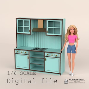 Könnte beinhalten: Eine türkisfarbene Puppenküche mit braunen Verzierungen, mit Herd, Schränken und Regalen. Der Text "1/6 SCALE Digital file" ist sichtbar. Eine Puppe in einem rosa Oberteil und Jeansshorts steht neben der Küche. Das Funny Doll Studio-Logo befindet sich unten rechts.