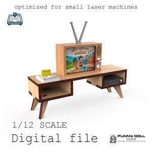 Könnte beinhalten: Ein Miniatur-TV- und Unterhaltungsmöbel aus Holz im Retro-Design. Der Fernsehbildschirm zeigt einen Cartoon. Der Text "optimized for small laser machines" und "1/12 SCALE Digital file" sind sichtbar. Das Design umfasst eine Konsole und eine kleine Spielkonsole.