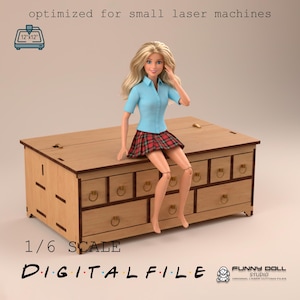 以下が含まれることがあります： 青いシャツとチェックのスカートを着た人形が上に座っている、引き出し付きの木製ドールハウスのドレッサー。 「optimized for small laser machines」と「1/6 SCALE DIGITAL FILE」の文字が見えます。 ドレッサーは30.48 cm x 30.48 cmのレーザーマシン用です。