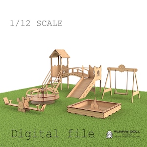 Könnte beinhalten: Ein Miniatur-Spielplatz-Set aus Holz, einschließlich Rutsche, Schaukeln, Wippe, Sandkasten und Karussell. Das Set ist mit "1/12 SCALE" und "Digital file" beschriftet. Der Spielplatz befindet sich auf einer grünen Oberfläche.