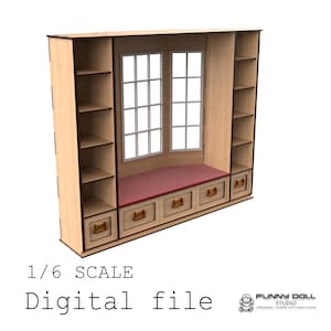 Op de afbeelding: Een houten poppenhuisvensterbank met ingebouwde boekenkasten en lades. Het raam heeft een wit rasterpatroon en het zitkussen is rood. De tekst "1/6 SCALE Digital file" is zichtbaar.