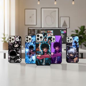 Puede incluir: Cinco fundas para teléfono con diseños de personajes de anime. Las fundas presentan ilustraciones coloridas de personajes en poses dinámicas. Cada funda tiene un diseño único, con diferentes personajes y escenas.