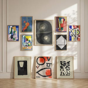 Peut inclure: Une composition murale de dix tirages d'art encadrés présentant diverses compositions abstraites, formes géométriques et formes organiques dans une palette de noir, blanc, rouge, bleu, jaune et vert, le tout sous des cadres en bois clair.