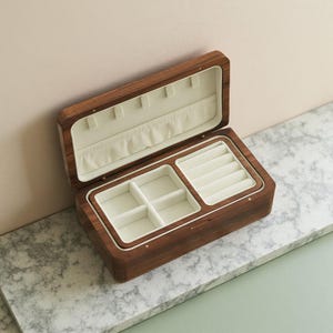 Caixa de joias artesanal em madeira, forrada com veludo, presente personalizado.