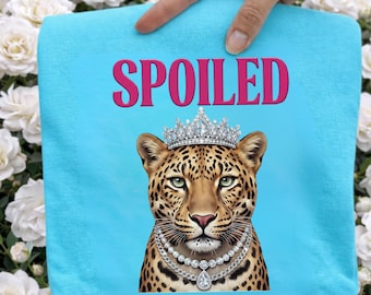 Leopardo viziato PNG, design animale sfarzoso, PNG di tendenza per sublimazione, leopardo con corona e diamanti, download grafico per maglietta glamour