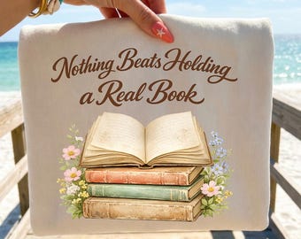Nada supera sostener un libro real PNG, pila de libros vintage con diseño floral, diseño de camiseta para amantes de los libros, lector empedernido (descarga digital)