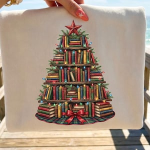 Książka z choinką w formacie PNG, projekt koszulki świątecznej z książkami w stosie (pobieranie cyfrowe)