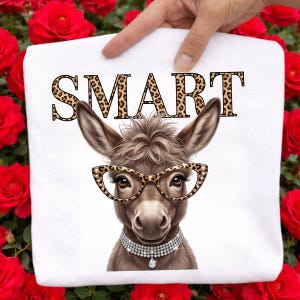 Imagen PNG de un tipo listo, gafas con estampado de leopardo, diseño de animal de granja atrevido (descarga digital)