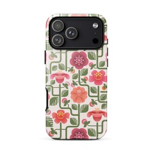 Puede incluir: Una funda para smartphone con un patrón repetitivo de flores estilizadas rosas y naranjas con tallos y hojas verdes sobre un fondo crema. La funda tiene un recorte negro para el módulo de cámara en la parte superior.