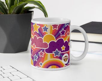 Supernova Daydream Tasse – Lila Kaffeetasse mit Wolken und Regenbogen